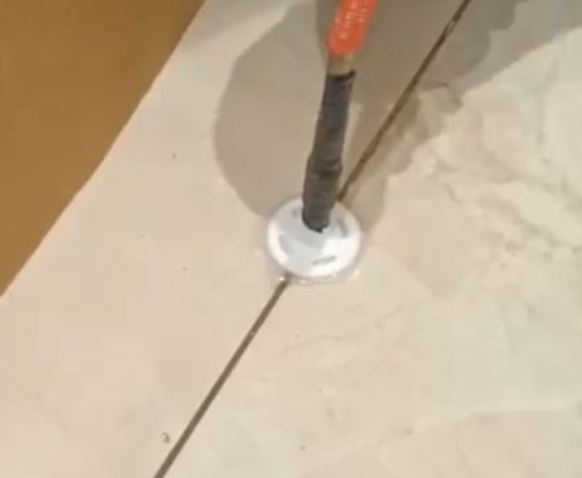 文水瓷砖空鼓维修公司专业解答瓷砖在铺贴过程中，如果没有涂抹均匀到位的粘结材料（如水泥砂浆或瓷砖胶），可能会导致以下问题