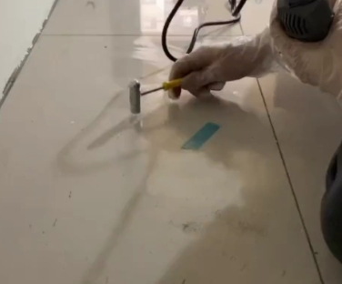 文水瓷砖开裂维修公司专业分享瓷砖在铺贴前如果没有沥干水分，将会导致以下问题